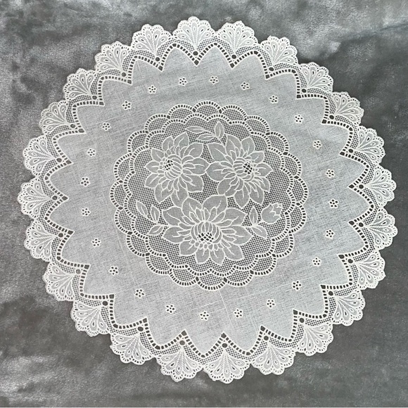 Vintage Vinyl Doily Floral Detail Placemats Set of 4 - Picture 1 of 8